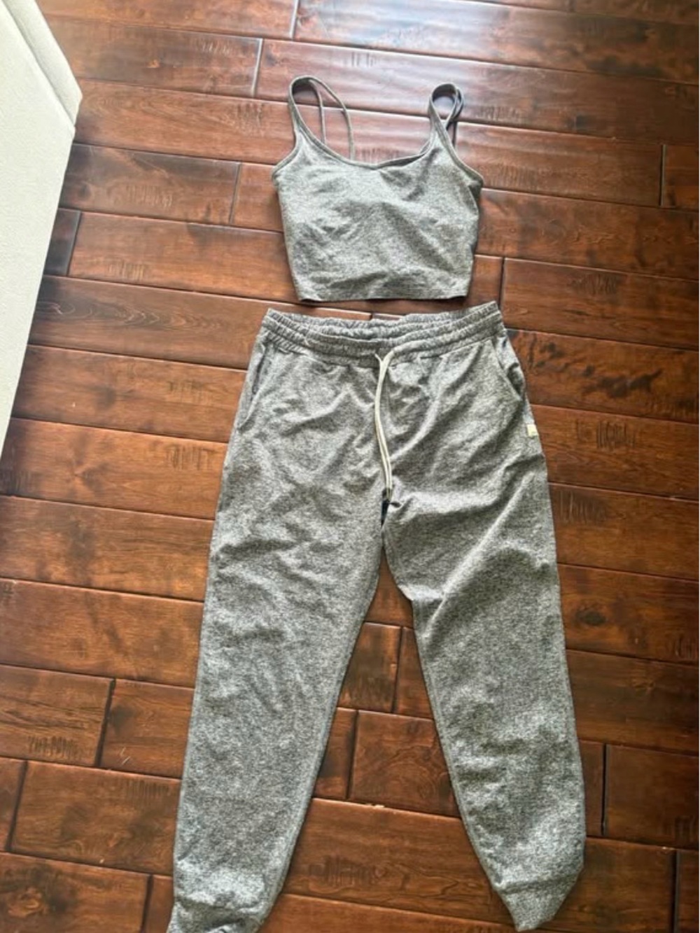 Vuori Gray Pull-On performance joggers and tank- Heather gray